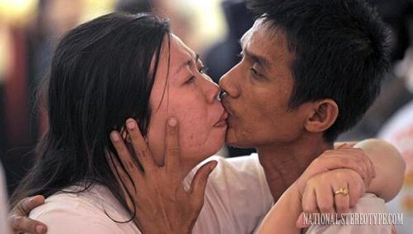 thai-couple-set-new-record-for-longest-kiss-7352372