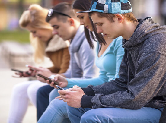 teenagers-using-mobile-phones