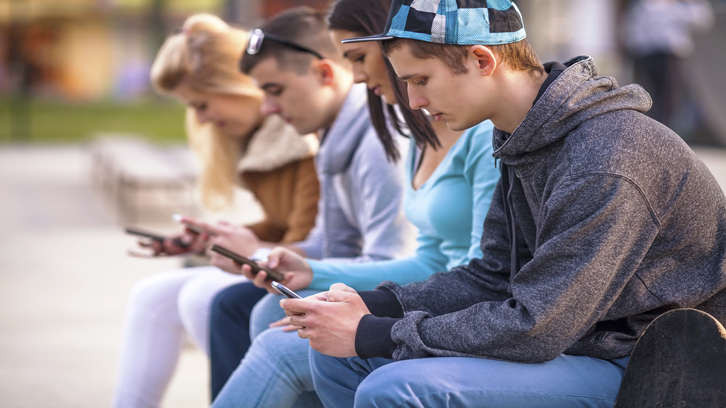 teenagers-using-mobile-phones
